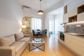2BR Apartment 5' from Filopappou